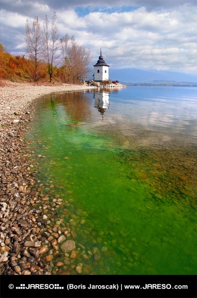Liptovska मारा झील, स्लोवाकिया में शरद ऋतु