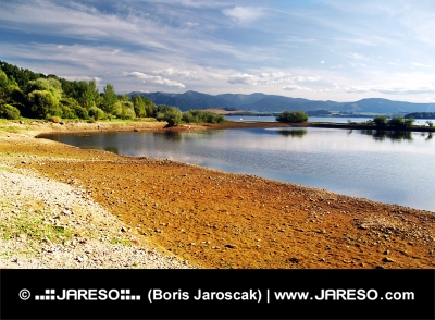 Liptovska मारा झील, स्लोवाकिया की शरद ऋतु किनारे