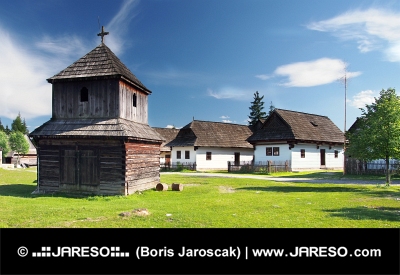 Pribylina, स्लोवाकिया में लकड़ी घंटी टॉवर और लोक मकानों