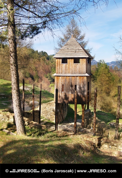 Havranok पहाड़ी, स्लोवाकिया पर लकड़ी के दुर्ग और घड़ी टॉवर