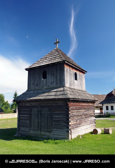 Pribylina, स्लोवाकिया में लकड़ी घंटी टॉवर