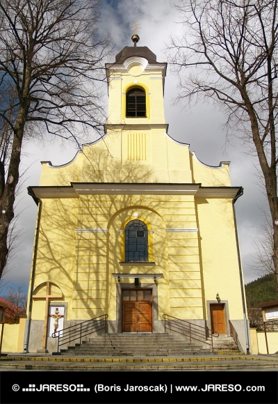 लकी, स्लोवाकिया में होली क्रॉस चर्च