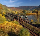 स्पष्ट शरद ऋतु दिन में डबल ट्रैक रेल पुल