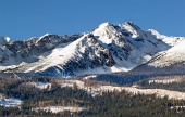 स्पष्ट सर्दियों के दिन के दौरान उच्च टाट्रा पर्वत की चोटी