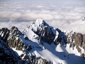 बादलों के ऊपर उच्च Tatras की चोटियों