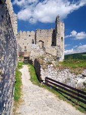 Beckov, स्लोवाकिया के महल की आंतरिक दीवारों