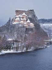 सर्दियों में प्रसिद्ध Orava महल