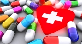 Tabletták és vörösen izzó szív