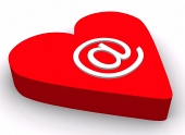 E-mail szimbólum és piros szív elszigetelt fehér háttér