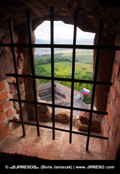 Kilátás egy rácsos ablakon keresztül, Lubovna vára