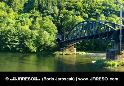 Vasúti híd a Vág folyó felett és alagút Strecno közelében, Szlovákia