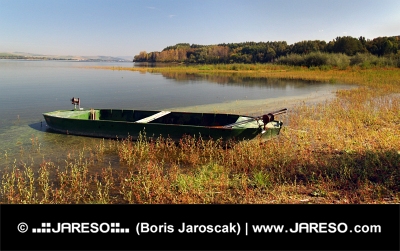 Kis evezős csónak a Liptovska Mara tónál, Szlovákia
