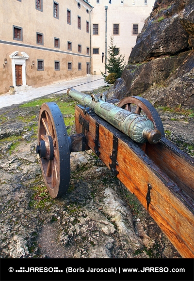 Történelmi ágyú a Bajmóci várnál, Szlovákia