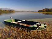 Evezős csónak a Liptovska Mara tó partján, Szlovákia