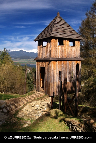 Torre di guardia in legno nel museo all'aperto di Havranok, Slovacchia