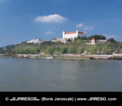 Castello di Bratislava sopra il fiume Danubio