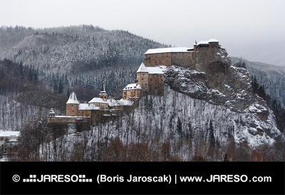 Tutti gli edifici del castello di Orava in inverno