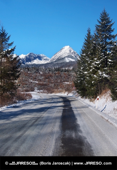Strada verso gli Alti Tatra in inverno
