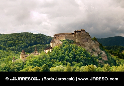 Maestoso castello di Orava sulla verde collina in una nuvolosa giornata estiva