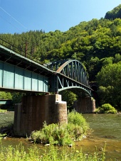 Vista estiva del ponte ferroviario e del fiume Vah vicino al villaggio di Strecno, Slovacchia