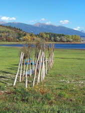 Molo di legno sulla riva secca di Liptovska Mara