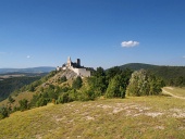 Castello di Cachtice sulla collina in lontananza