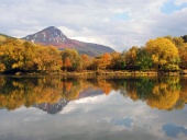 La collina Sip e il fiume Vah in autunno