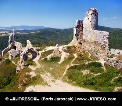 スロバキアの明確な夏の日中は村上の城の遺跡
