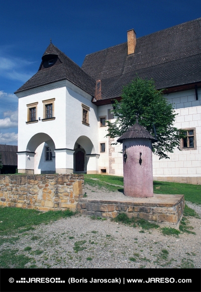 Pribylinaでは珍しいマナーハウスと恥の柱