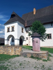 Pribylinaでは珍しいマナーハウスと恥の柱