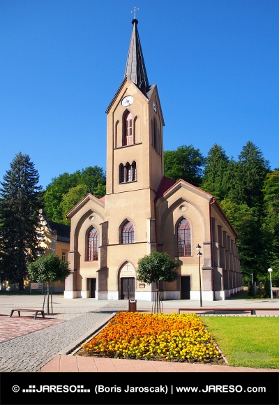 De Evangelische Kerk in Dolny Kubin in de zomer