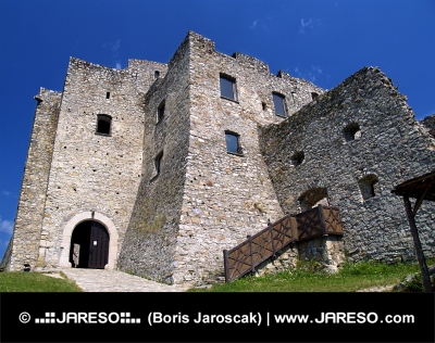 Binnenplaats van Strecno Castle in de zomer, Slowakije