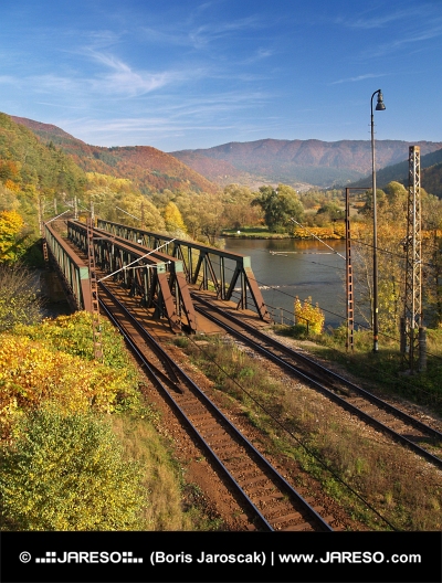 Herfst uitzicht op spoorbrug in de buurt van Kralovany, Slowakije