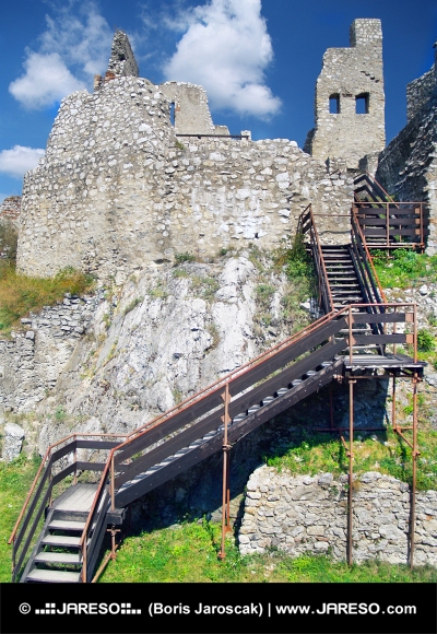 Interieur met trappen in het kasteel van Beckov, Slowakije