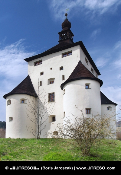 Enorme bastions van het nieuwe kasteel in Banska Stiavnica, Slowakije