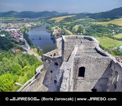 Luchtfoto zomer uitzicht vanaf de toren van Strecno Castle