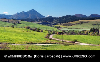 Groene weiden bij Bobrovnik en Great Choc Mountain
