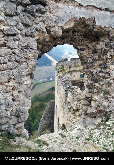 Uitzicht vanaf de ruïne van het Lietava-kasteel