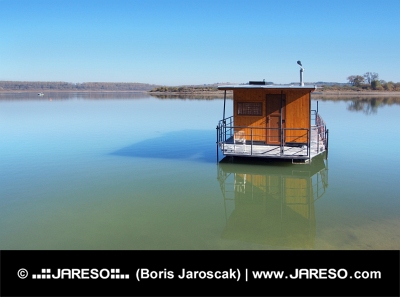 Woonboot bij het Orava-reservoir (Oravská Priehrada)