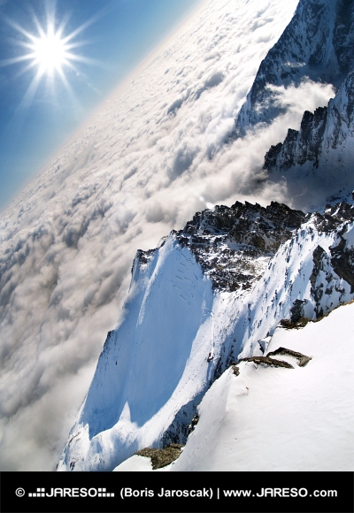 Boven de wolken op Lomnicky Peak met de zonnestralen