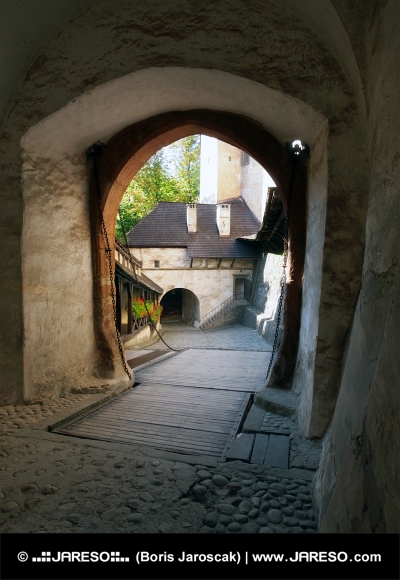 Ophaalbrug en poort bij Orava Castle, Slowakije