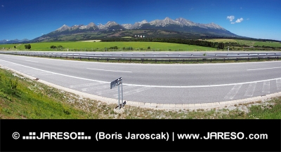 Panorama van de snelweg en de Hoge Tatra