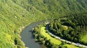 Road en de Vah rivier in de zomer in Slowakije