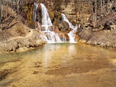 Mineraalrijke waterval in Lucky Village, Slowakije