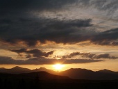 Gouden zonsondergang en wolkenlandschap