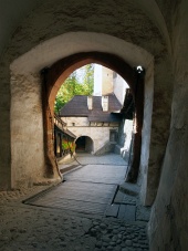 Ophaalbrug en poort bij Orava Castle, Slowakije