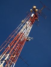 Omroepzender tegen de blauwe lucht