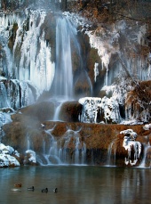 Bevroren waterval in de winter