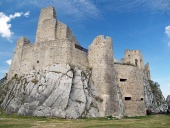 Binnenplaats en ruïne van het kasteel van Beckov