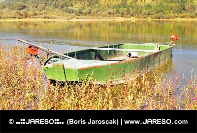 Zielona łódź przez jeziora Liptovská Mara, Słowacja